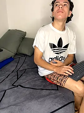 Snapshot of Master_Leonardo chatting on 09/27/25, 03:17 Master Leonardo online show from 09/27/25, 03:17