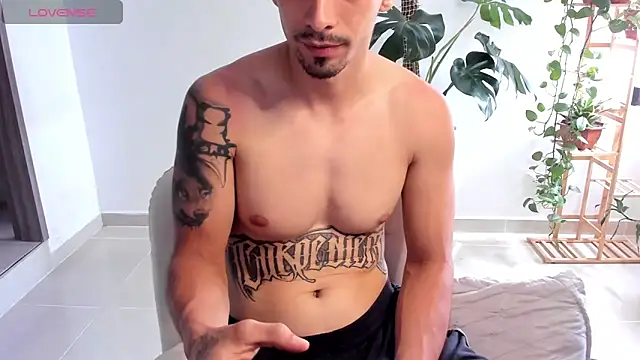 Snapshot of Mikevargas03 chatting on 04/13/26, 02:55 Mikevargas03 online show from 04/13/26, 02:55