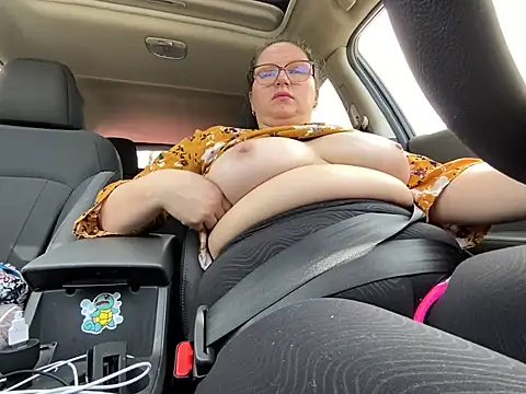 Snapshot of GirlSquirt chatting on 10/28/25, 04:42 GirlSquirt online show from 10/28/25, 04:42