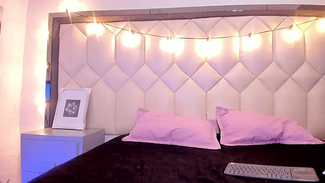 Scarletbigbug online show from 02/11/26, 11:37