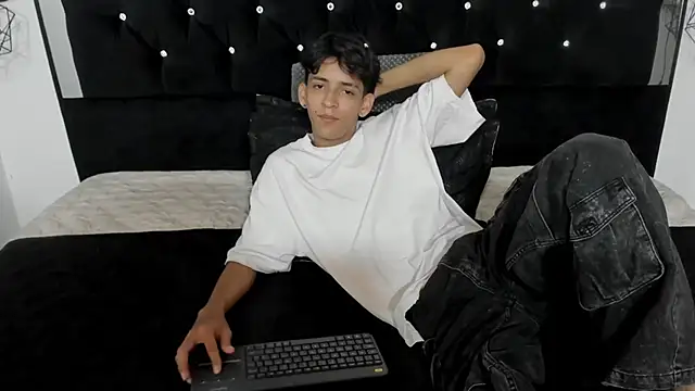 Sebas cat online show from 02/02/26, 03:38