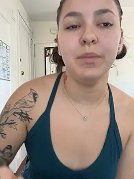 Snapshot of babykalirose chatting on 04/17/26, 01:47 babykalirose online show from 04/17/26, 01:47