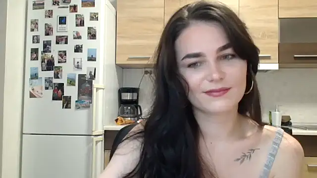 Snapshot of Silviaa_a chatting on 12/19/25, 07:54 Silviaa a online show from 12/19/25, 07:54