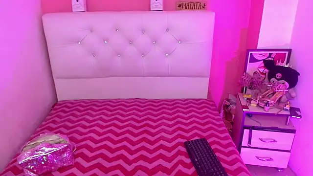 Snapshot of x_isabella_x chatting on 04/08/26, 04:56 x isabella x online show from 04/08/26, 04:56