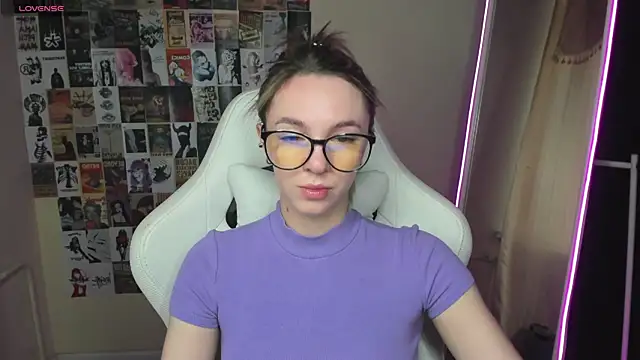 NessaDiazz online show from 10/21/25, 01:50