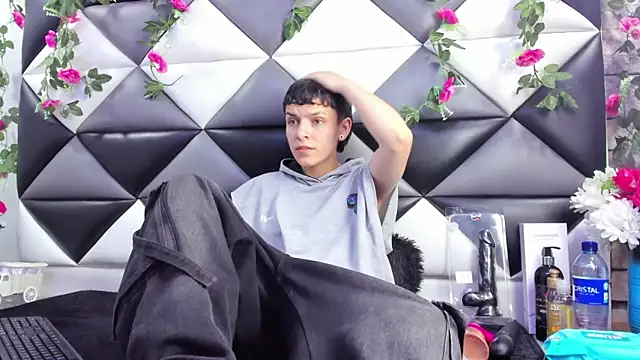 Megan Thompson  online show from 10/17/25, 02:04