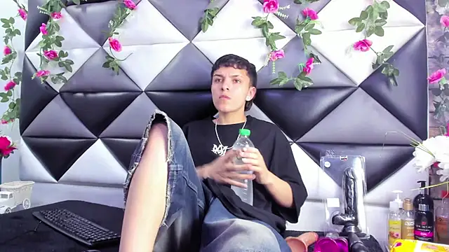 Megan Thompson  online show from 11/19/25, 02:11