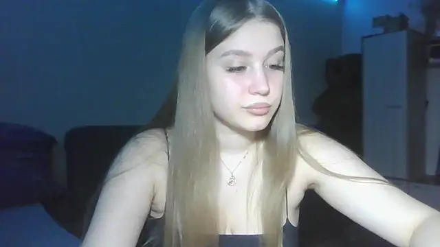 Snapshot of yourhoney_Lola_ chatting on 10/17/25, 01:35 yourhoney Lola online show from 10/17/25, 01:35