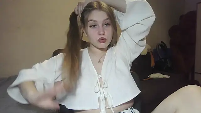 Snapshot of yourhoney_Lola_ chatting on 10/25/25, 04:46 yourhoney Lola online show from 10/25/25, 04:46