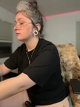 Snapshot of Alix_Valentine chatting on 03/15/26, 04:29 Alix Valentine online show from 03/15/26, 04:29