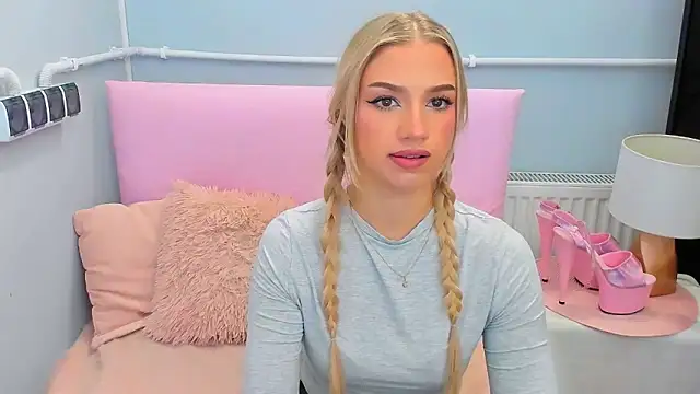 EvetteRose online show from 10/28/25, 05:04