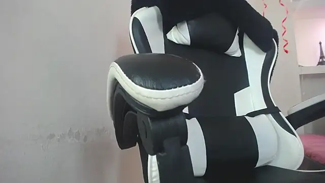 Snapshot of miaa_scott7 chatting on 11/16/25, 01:17 miaa scott7 online show from 11/16/25, 01:17