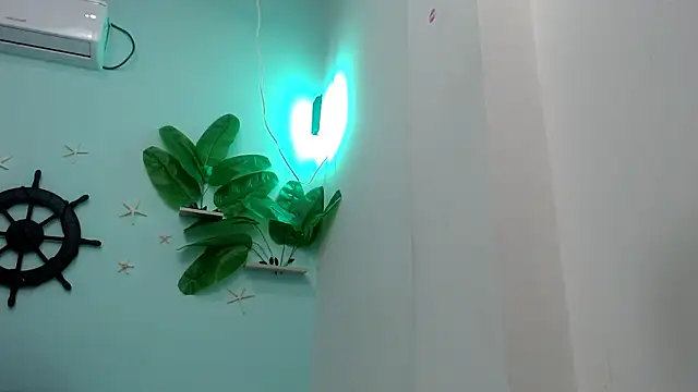 Snapshot of eladyrous98 chatting on 12/05/25, 06:44 eladyrous98 online show from 12/05/25, 06:44