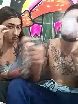 Snapshot of parejajuguetona420 chatting on 11/22/25, 01:59 parejajuguetona420 online show from 11/22/25, 01:59