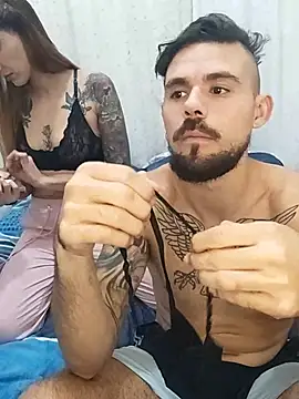 Snapshot of parejajuguetona420 chatting on 04/23/26, 11:40 parejajuguetona420 online show from 04/23/26, 11:40