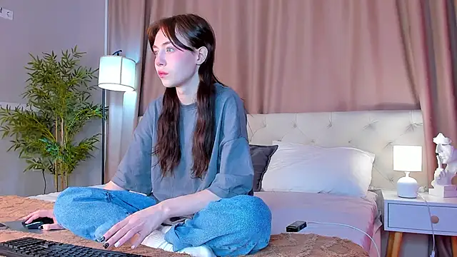 Snapshot of Skelerata chatting on 10/19/25, 01:17 Skelerata online show from 10/19/25, 01:17