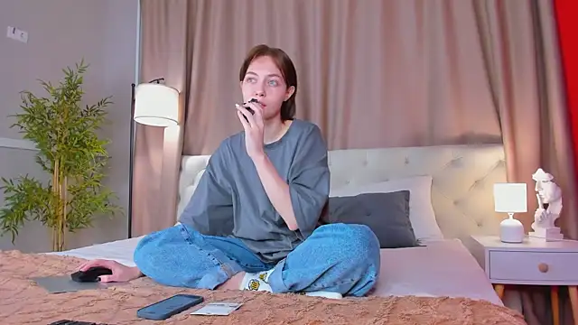 Snapshot of Skelerata chatting on 10/23/25, 01:05 Skelerata online show from 10/23/25, 01:05