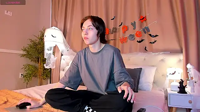 Snapshot of Skelerata chatting on 10/27/25, 01:31 Skelerata online show from 10/27/25, 01:31