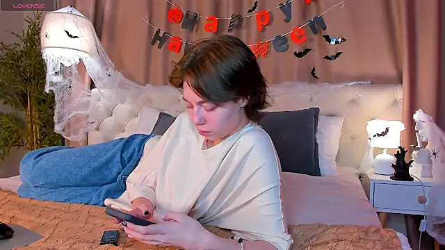 Snapshot of Skelerata chatting on 10/28/25, 01:09 Skelerata online show from 10/28/25, 01:09