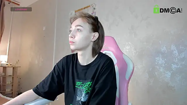 Snapshot of Skelerata chatting on 11/21/25, 01:04 Skelerata online show from 11/21/25, 01:04