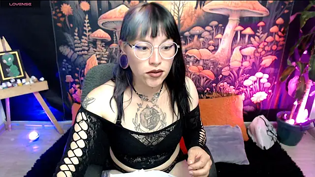 Snapshot of LunaBunny8 chatting on 10/27/25, 01:09 LunaBunny8 online show from 10/27/25, 01:09