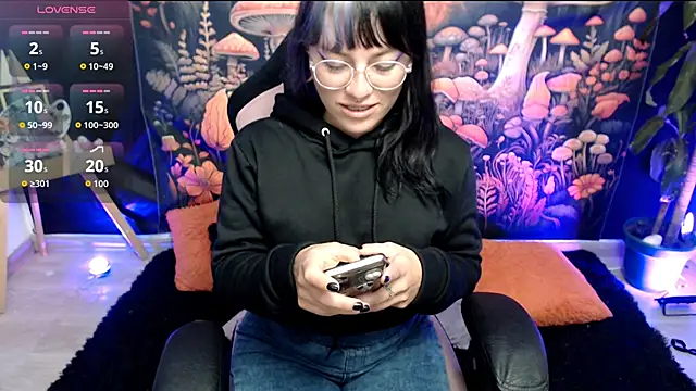 Snapshot of LunaBunny8 chatting on 11/04/25, 01:16 LunaBunny8 online show from 11/04/25, 01:16