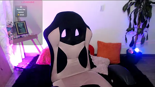 Snapshot of LunaBunny8 chatting on 11/13/25, 01:59 LunaBunny8 online show from 11/13/25, 01:59