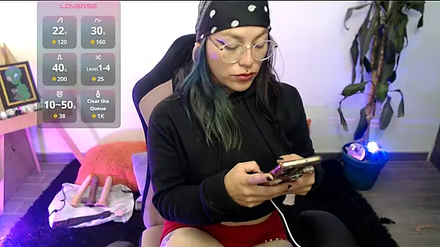 Snapshot of LunaBunny8 chatting on 11/25/25, 02:50 LunaBunny8 online show from 11/25/25, 02:50