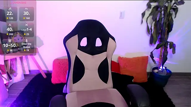 Snapshot of LunaBunny8 chatting on 12/05/25, 02:09 LunaBunny8 online show from 12/05/25, 02:09