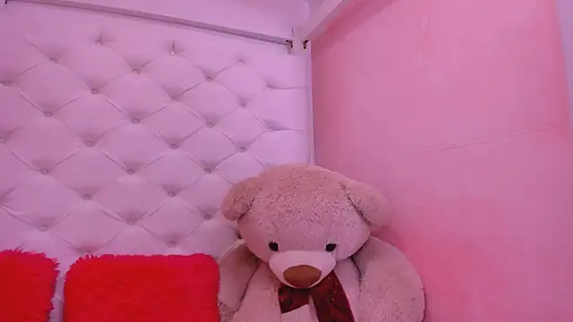 Snapshot of eimy_skinny_ chatting on 06/12/26, 01:21 eimy skinny online show from 06/12/26, 01:21