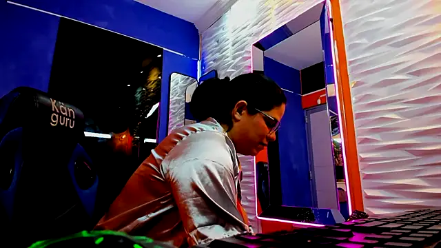 Snapshot of lucia_ht chatting on 09/09/25, 02:11 lucia ht online show from 09/09/25, 02:11