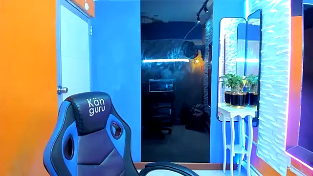 Snapshot of lucia_ht chatting on 10/04/25, 01:36 lucia ht online show from 10/04/25, 01:36