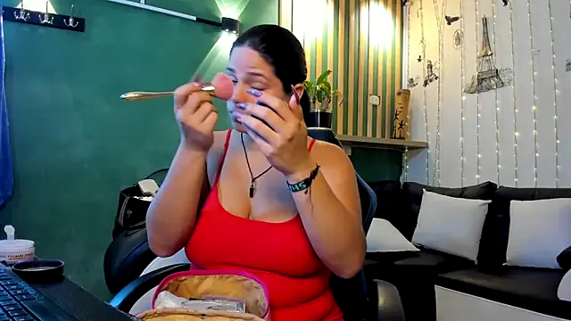 Snapshot of lucia_ht chatting on 10/29/25, 03:53 lucia ht online show from 10/29/25, 03:53