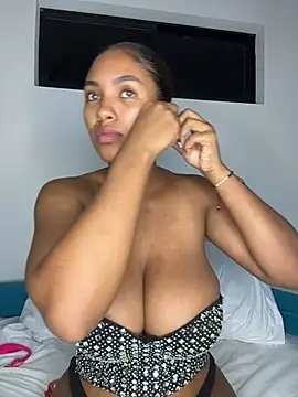 Snapshot of Mia_sweet80 chatting on 10/10/25, 03:27 Mia sweet80 online show from 10/10/25, 03:27