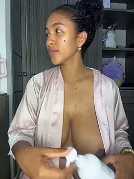 Snapshot of Mia_sweet80 chatting on 10/15/25, 02:55 Mia sweet80 online show from 10/15/25, 02:55