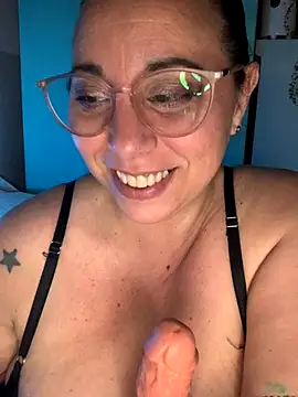 Snapshot of LupeLok chatting on 09/19/25, 04:58 LupeLok online show from 09/19/25, 04:58