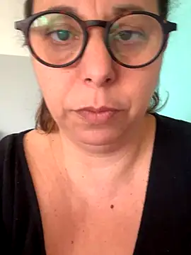 Snapshot of LupeLok chatting on 10/20/25, 04:07 LupeLok online show from 10/20/25, 04:07