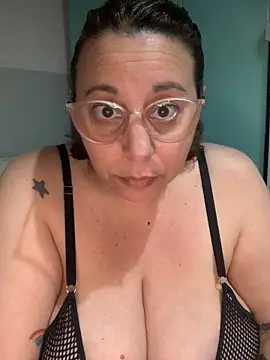 Snapshot of LupeLok chatting on 10/24/25, 10:28 LupeLok online show from 10/24/25, 10:28