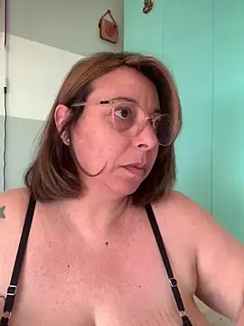 Snapshot of LupeLok chatting on 10/28/25, 04:53 LupeLok online show from 10/28/25, 04:53