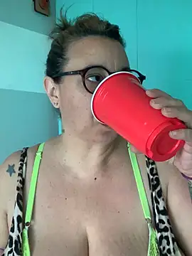 Snapshot of LupeLok chatting on 11/06/25, 05:25 LupeLok online show from 11/06/25, 05:25