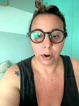 Snapshot of LupeLok chatting on 11/09/25, 06:50 LupeLok online show from 11/09/25, 06:50