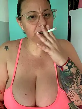 Snapshot of LupeLok chatting on 11/20/25, 12:49 LupeLok online show from 11/20/25, 12:49