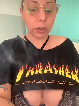 Snapshot of LupeLok chatting on 11/23/25, 08:08 LupeLok online show from 11/23/25, 08:08