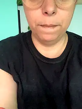 Snapshot of LupeLok chatting on 11/29/25, 05:16 LupeLok online show from 11/29/25, 05:16