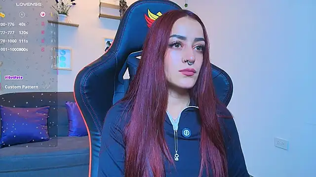 Snapshot of ViolethRosse chatting on 12/15/25, 08:13 ViolethRosse online show from 12/15/25, 08:13