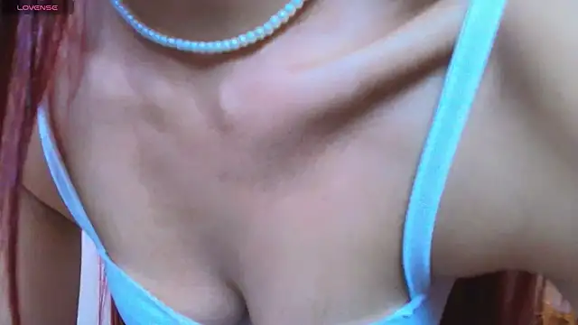 Snapshot of ViolethRosse chatting on 04/22/26, 01:52 ViolethRosse online show from 04/22/26, 01:52
