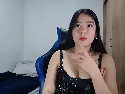 Snapshot of EloiseJun chatting on 10/02/25, 01:23 EloiseJun online show from 10/02/25, 01:23