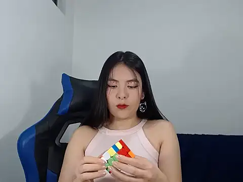 Snapshot of EloiseJun chatting on 10/26/25, 10:36 EloiseJun online show from 10/26/25, 10:36