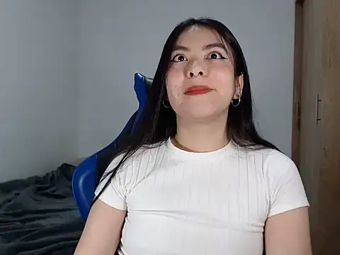 Snapshot of EloiseJun chatting on 11/23/25, 04:34 EloiseJun online show from 11/23/25, 04:34