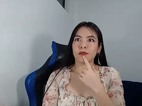 Snapshot of EloiseJun chatting on 12/14/25, 04:18 EloiseJun online show from 12/14/25, 04:18